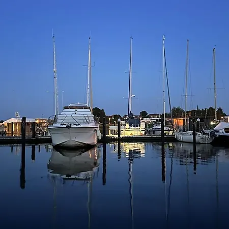 Premium Houseboat Blue Lagoon