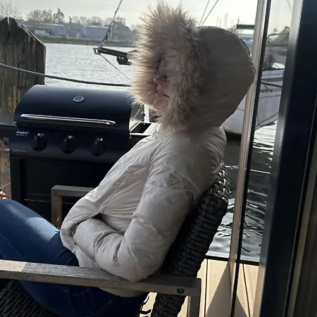 Premium Houseboat Blue Lagoon Botel *